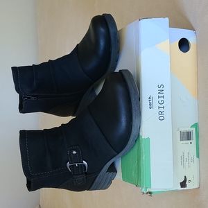 Brand new Earth Origins Randi Rona ankle boots in the original box.